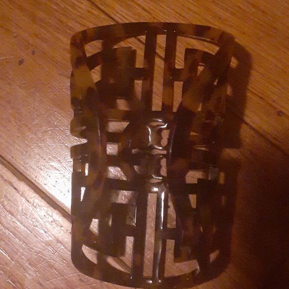 Too small - Picture 2 of 3